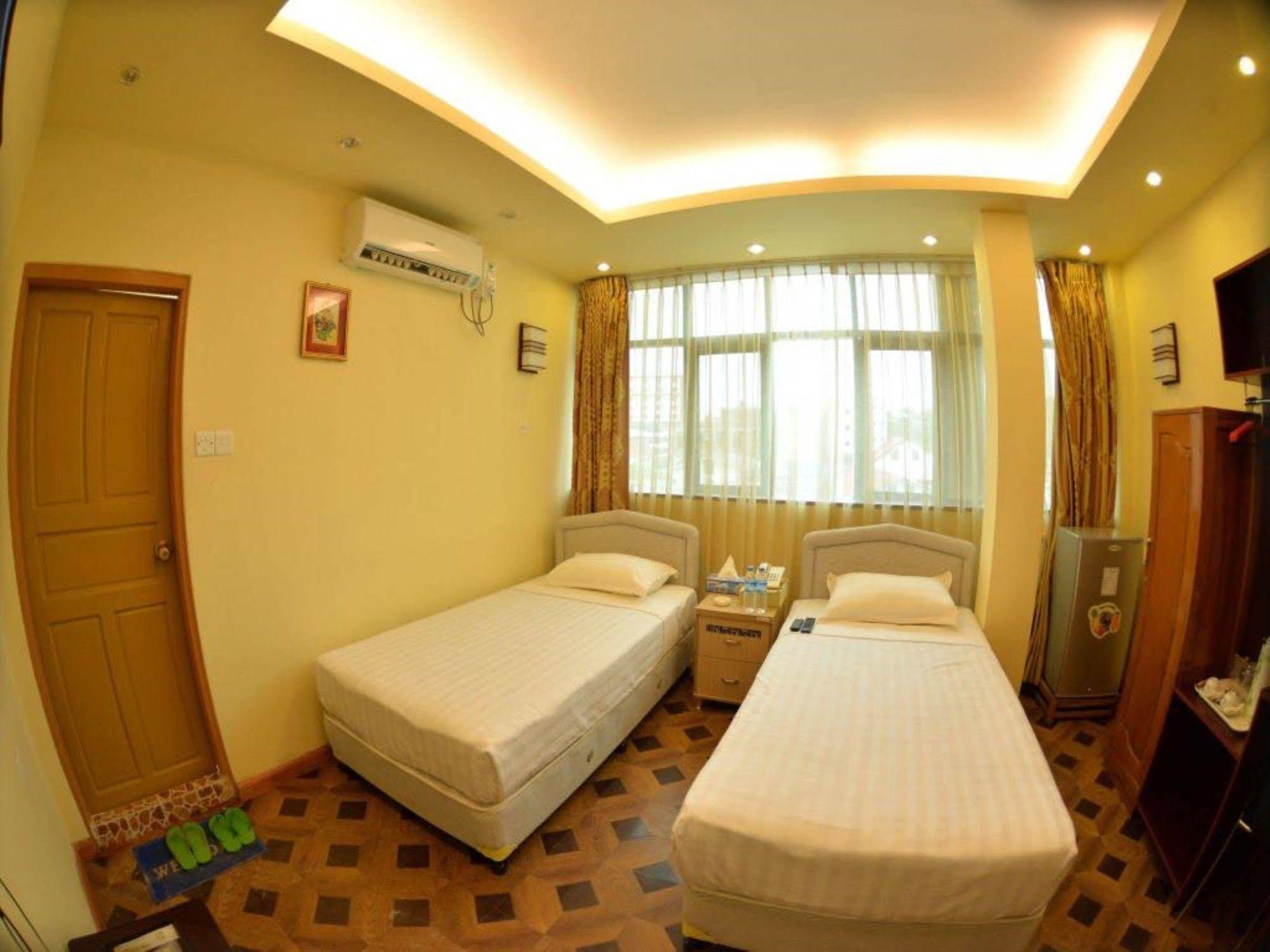 New Golden Forward Hotel Yangon Exterior foto